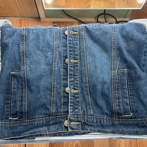 Urban Republic mens denim blue Jean jacket with gray fleece hood and sleeves. - Picture 7 of 8